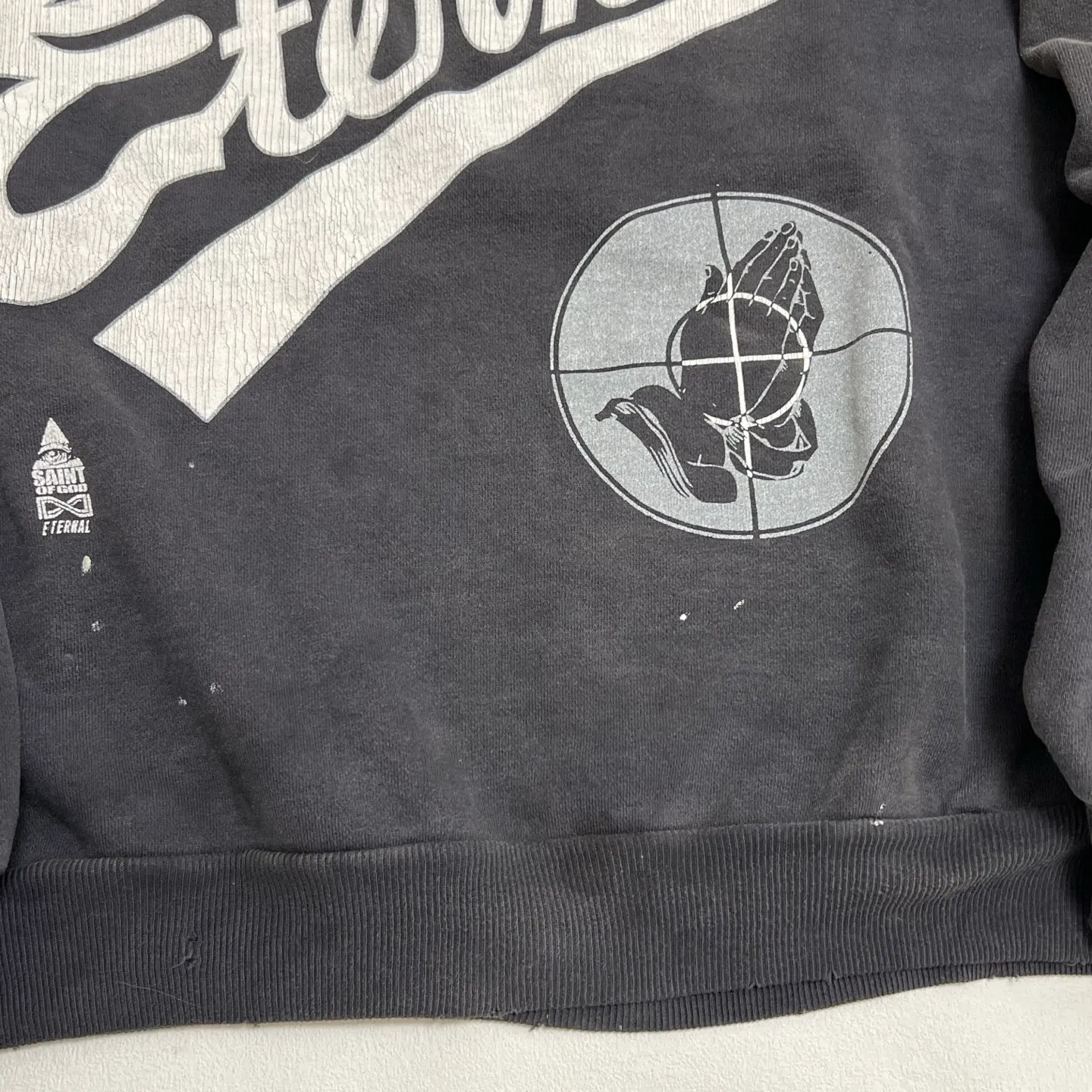 Details SAINT Mxxxxxx × FEAR OF GOD FG_HOODIE/SNT OF GOD/BLK FOG co-branded ETERNAL praying crosshair distressed hoodie. Washed black S-XL. This season's hot and super popular co-branded model. The original version is the same. Thin spring and summer fabrics. Comfortable upper body. BOXY version with short fat wide shoulder line. Fashion darling wears a high-end feel. Heavy washing and water fading process. Ma Liu is repositioned. Excessive wear and damage graffiti treatment. Correct version FOG joint main mark/wash mark/little angel mark